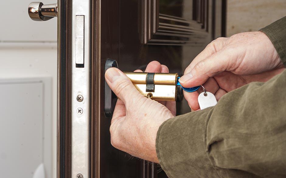 ouvrir une porte avec un trombone Courdimanche